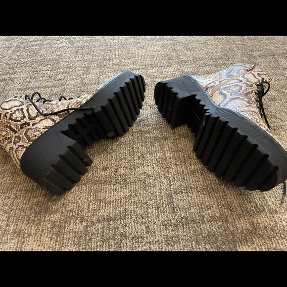 Y2K 90s style Vince Camuto snakeskin leather platform chunky boots - Picture 5 of 13